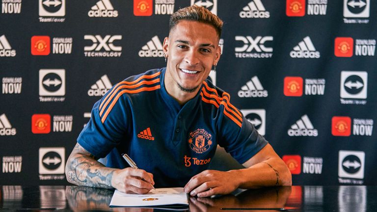 Anthony signs for Manchester United