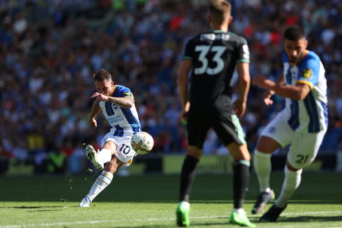 Brighton's Argentine midfielder Alexis McAllister scores a free kick.