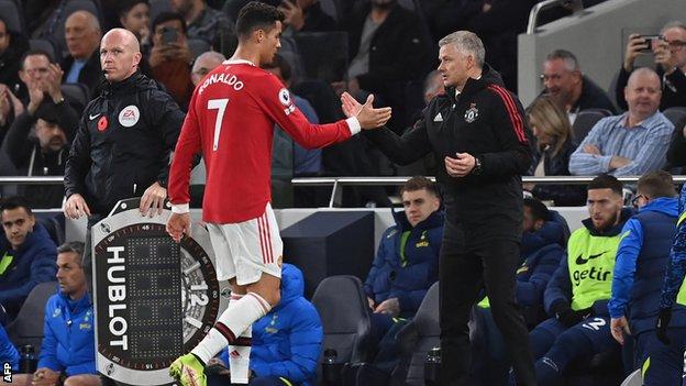 Cristiano Ronaldo shaking hands with Ole Gunnar Solskjaer